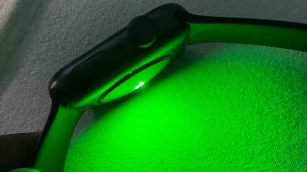 Understanding the Green Light on your Apple Watch
